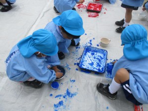 年少　寒天で感触遊び、楽しかったよ♪