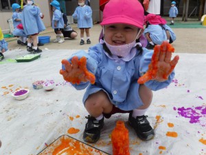 年少　寒天で感触遊び、楽しかったよ♪