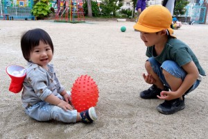 乳児　元気いっぱいお外遊び♪