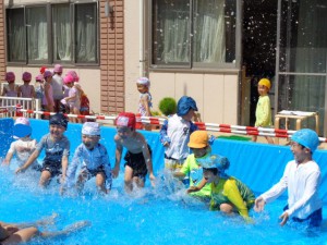 年中組☆プール水遊び活動とパラバルーン