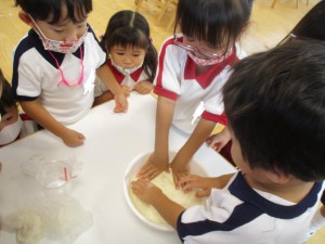 小麦粉粘土で遊んだよ♪　☆年少組☆