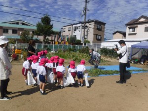 ♡年少組・乳児クラス♡　　～幼稚園の畑でおいもほりをしたよ！～