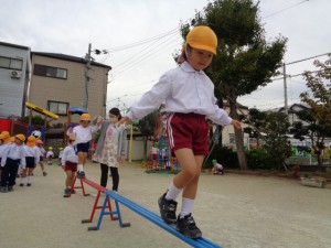 平均台に挑戦しているよ☆年中組