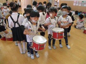 年長組　年中さんと鼓隊をしたよ★★