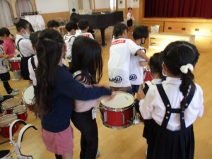 年長組　年中さんと鼓隊をしたよ★★