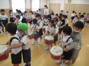 年長組　年中さんと鼓隊をしたよ★★