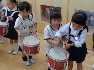 年長さんに鼓隊を教えてもらったよ♪