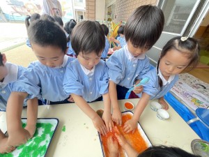 ★年中組★　感触あそび～寒天ゼリー～