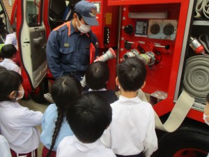 消防車が幼稚園にきたよ