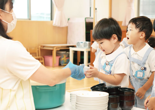 【給 食】